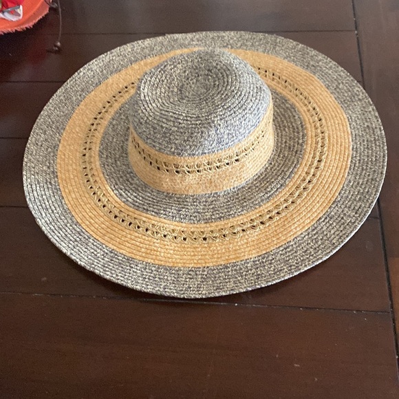 Beautiful grey and yellow straw hat - Picture 6 of 8